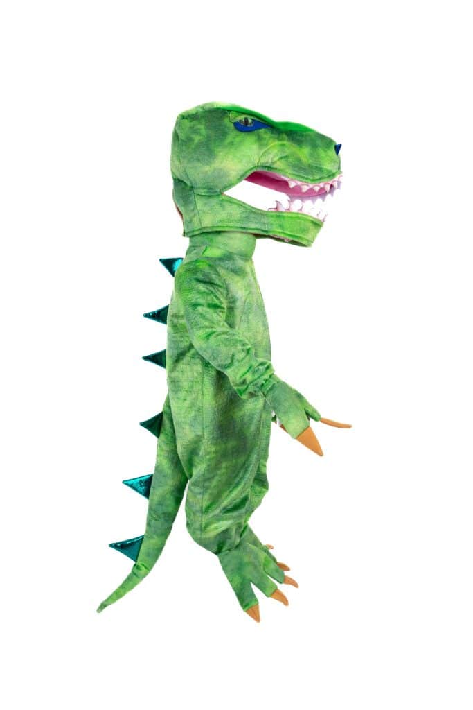 Kind draagt een groene t rex onesie met open dinosaurusbek, rugstekels, staart en oranje klauwen.