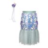 Paarse paillettenrok met mintgroene tailleband en tule, naast een haarclip met paarse versiering en witte linten.