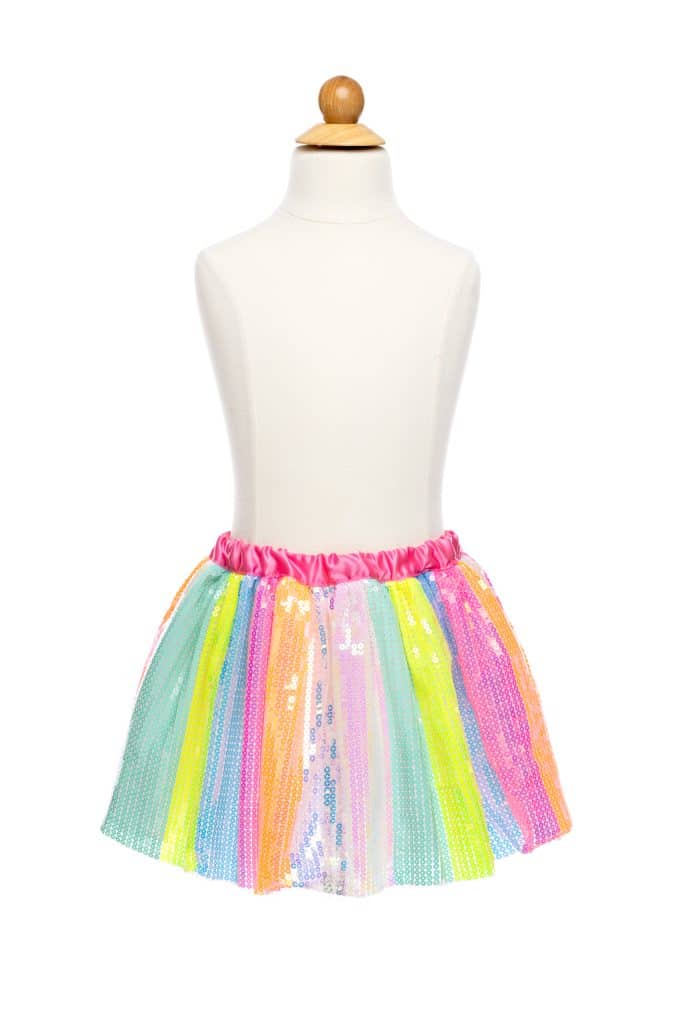 Great Pretenders regenboog rokje kind met glanzende pailletten in roze, geel, groen en blauw, op een paspop.