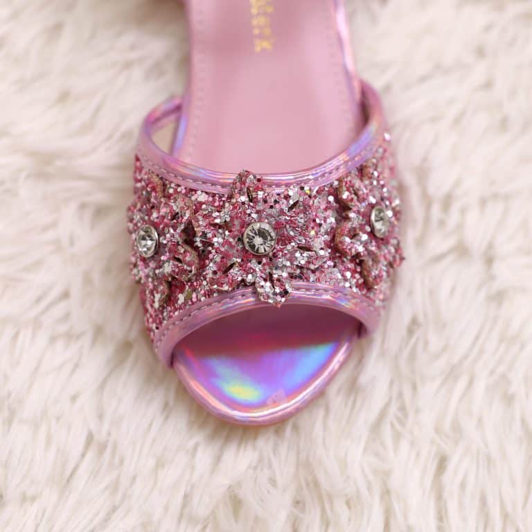 Close-up van een roze Livia-prinsessenschoen met glitters, bloemen en fonkelende steentjes op de band