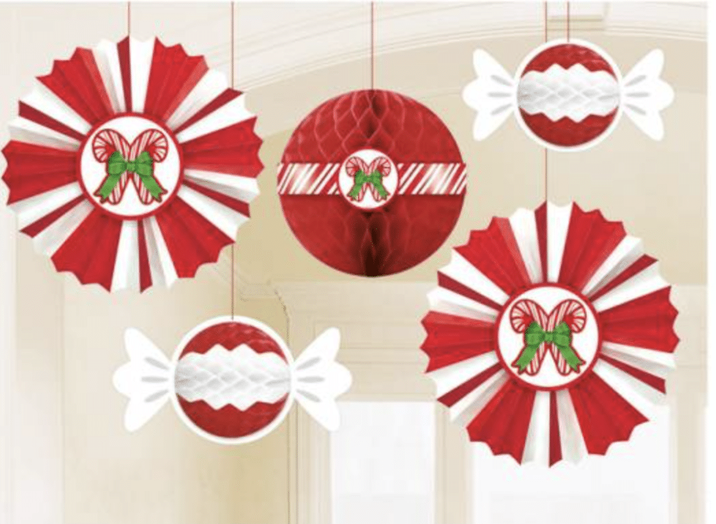Rood-witte kerst slingers met zuurstok- en snoepmotieven, vijf hangende decoraties voor een feestelijke ruimte.