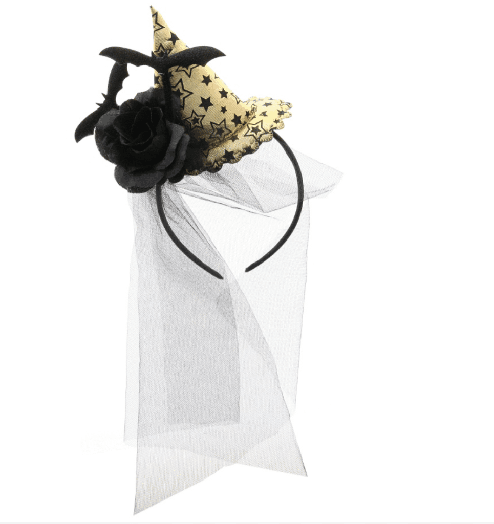 Gouden heksenhoed op een Halloween-diadeem van Javoli, versierd met zwarte sterren, een bloem en lange witte sluier