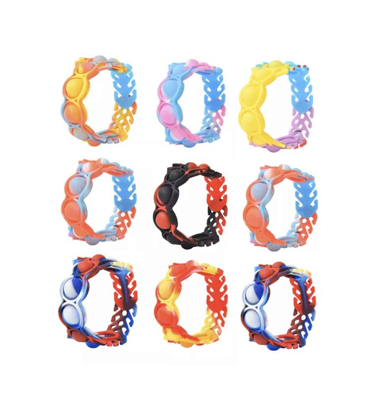 Negen kleurrijke Pop-it armbanden uit het Piraten voordeelpakket voor een kinderfeestje, los afgebeeld op witte achtergrond.