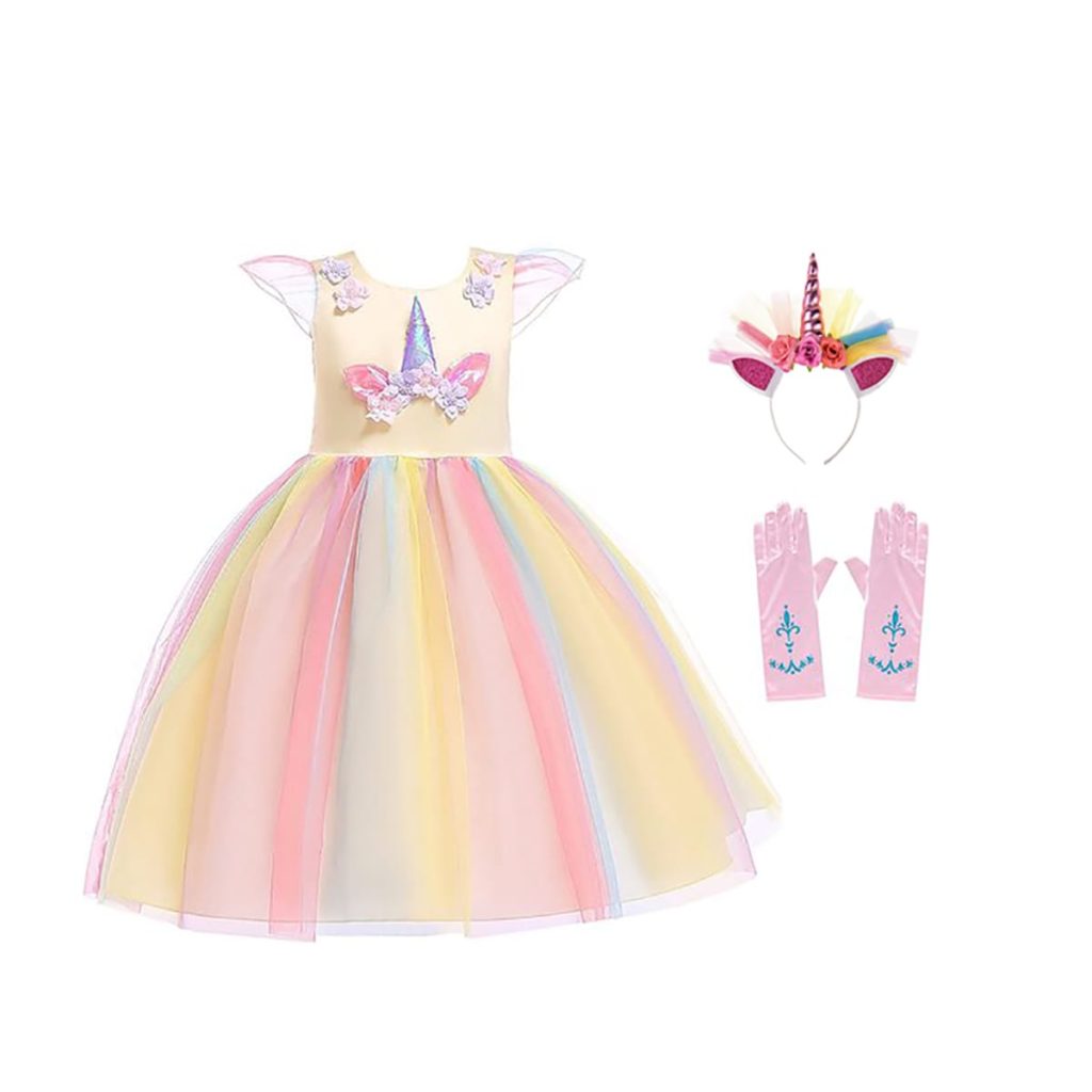 Gele unicorn jurk met kleurrijke tule rok, eenhoornhaarband en roze handschoenen, plat gefotografeerd.