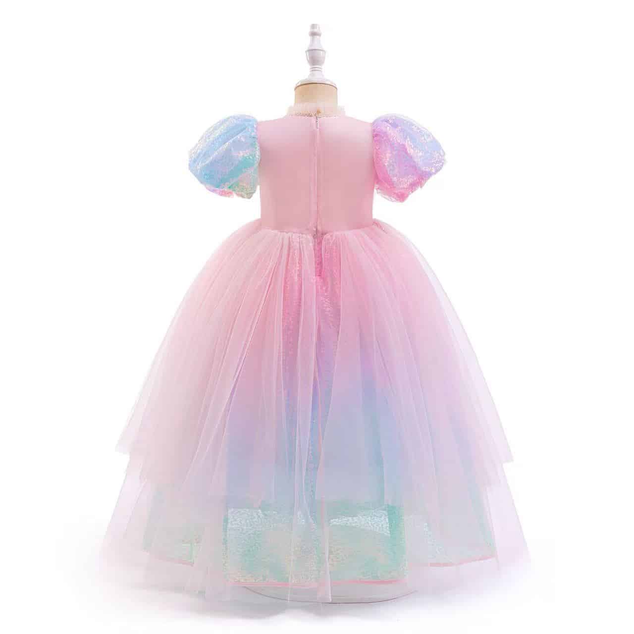 Achteraanzicht van de Lunja roze regenboog prinsessenjurk op een paspop, met pastelkleuren en pofmouwen