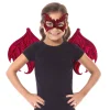 Meisje draagt de rode Little Adventures draken vleugels en een bijpassend masker, frontaal met handen in de zij.