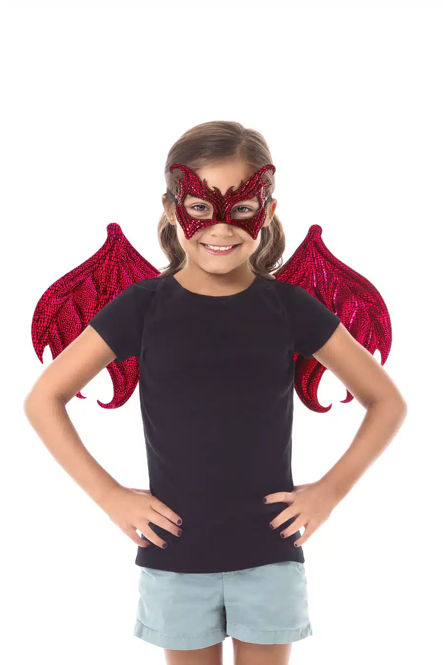 Meisje draagt de rode Little Adventures draken vleugels en een bijpassend masker, frontaal met handen in de zij.