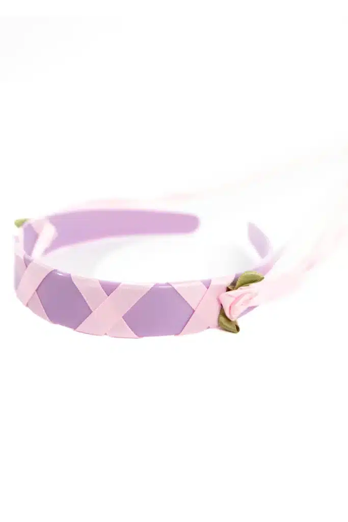 Rapunzel-haarband in lila en roze met gekruiste banden en een roze bloem met groene blaadjes