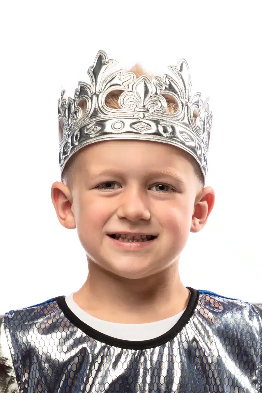 Jongen draagt de glanzend zilveren Little Adventures ridderkroon uit een ridder verkleedset; het zilveren kostuum is zichtbaar.