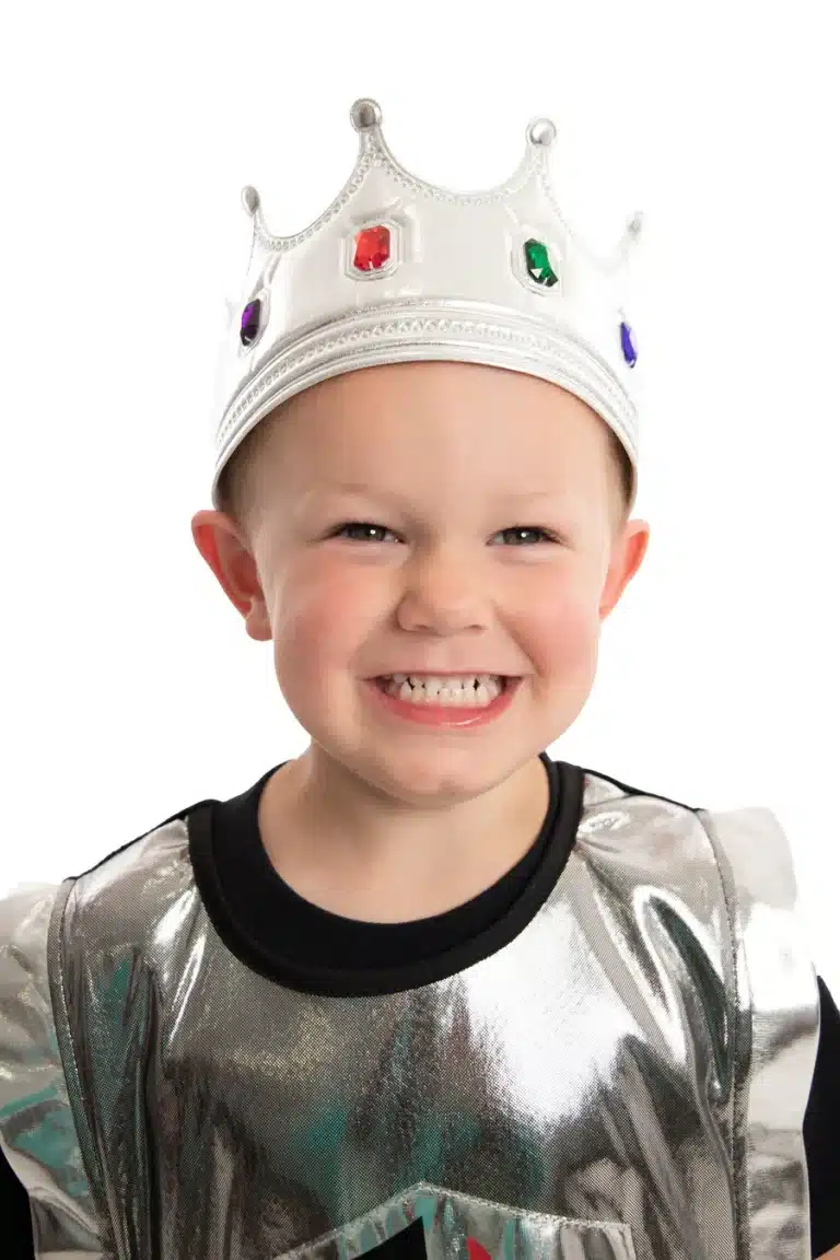 Kind draagt de zilveren Little Adventures ridder kroon met rode, groene, paarse en blauwe edelstenen