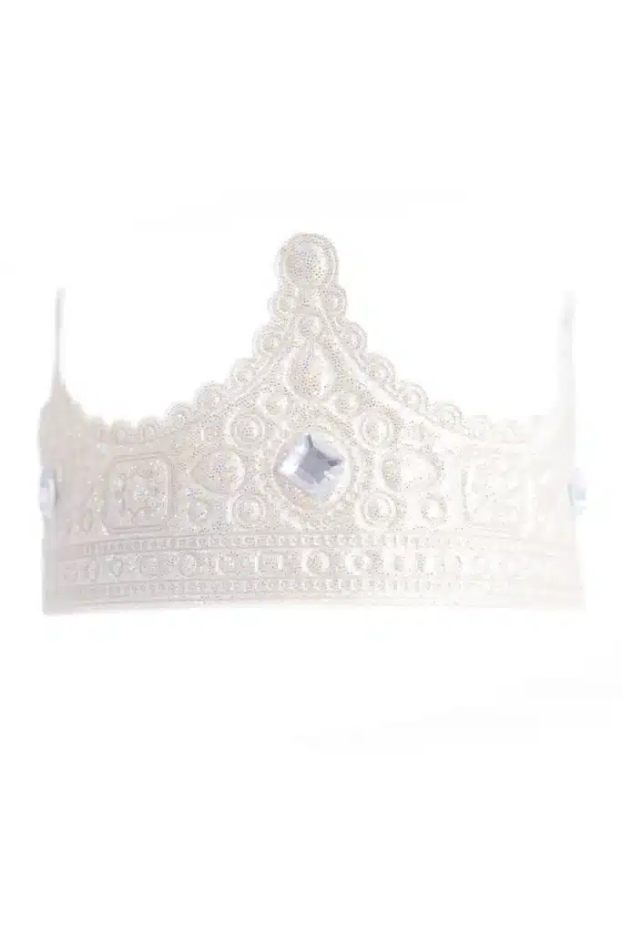 Zilveren stoffen prinsessenkroon met fonkelende juwelen en elastische band, los op een witte achtergrond