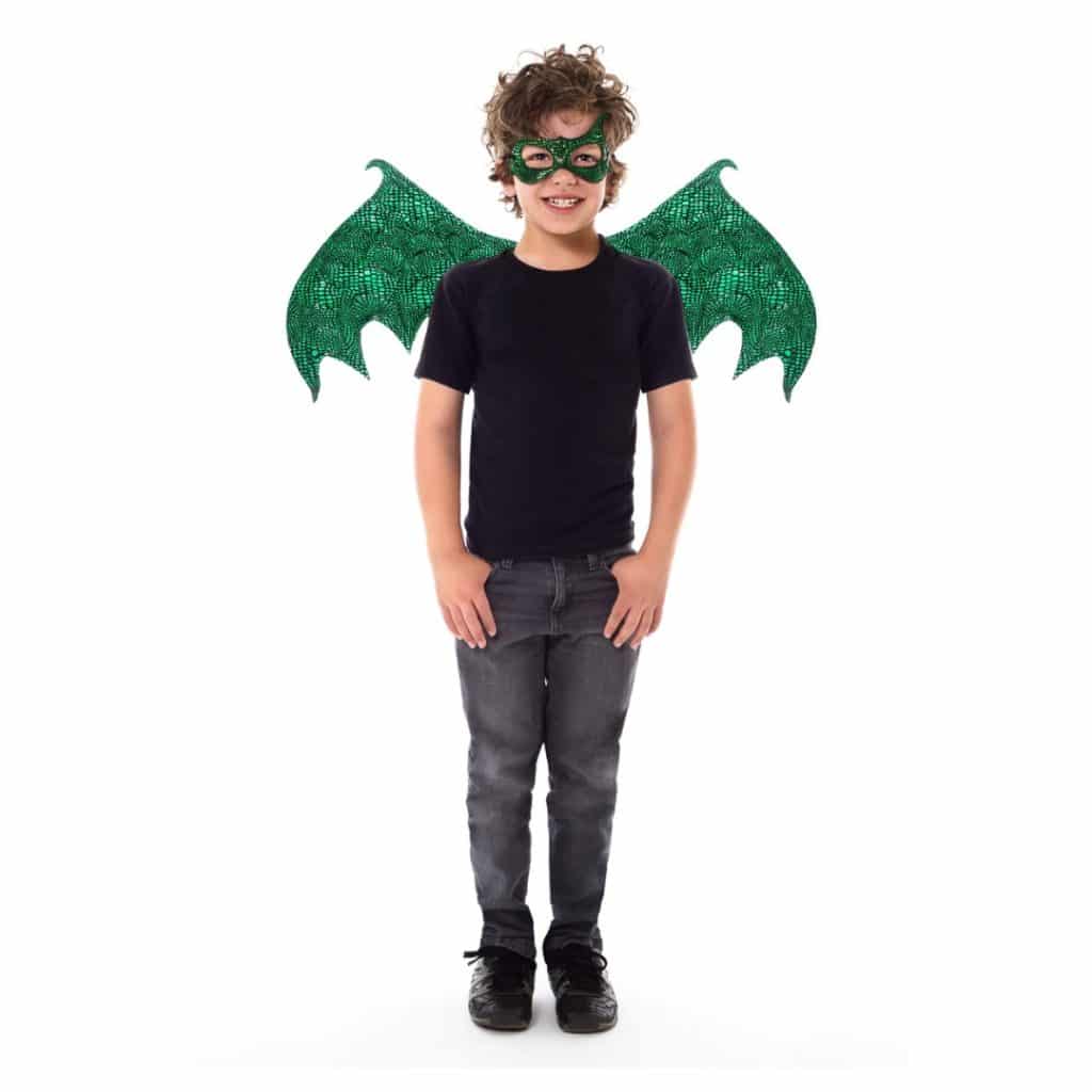Jongen draagt groene draken vleugels en een groen drakenmasker van de set, met zwarte kleding tegen een witte achtergrond.