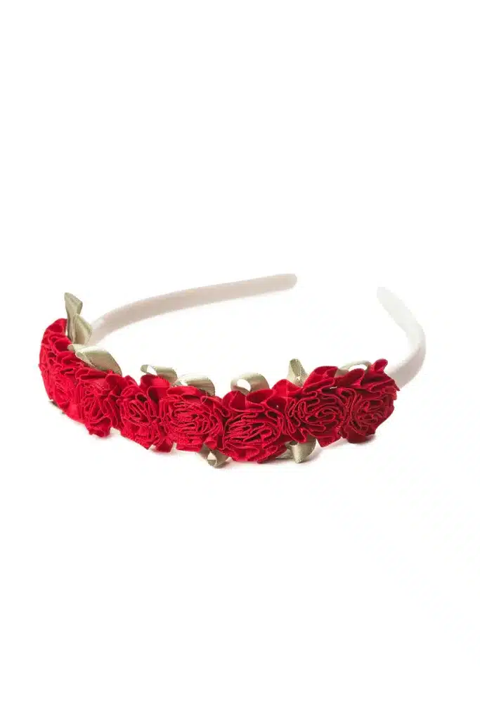 Rode bloemen diadeem voor kinderen met meerdere stoffen roosjes en goudkleurige blaadjes op een witte haarband.