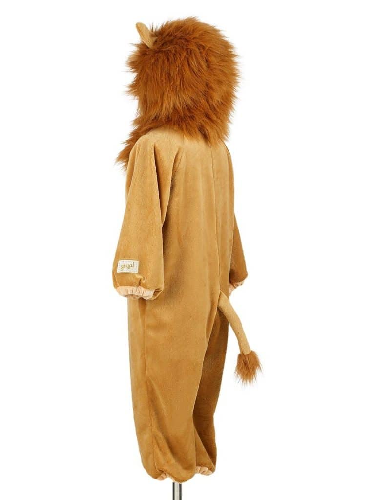 Achteraanzicht van de Souza! leeuwen onesie in bruin pluche, met grote manen, capuchon, lange staart en pluizig staartpuntje.