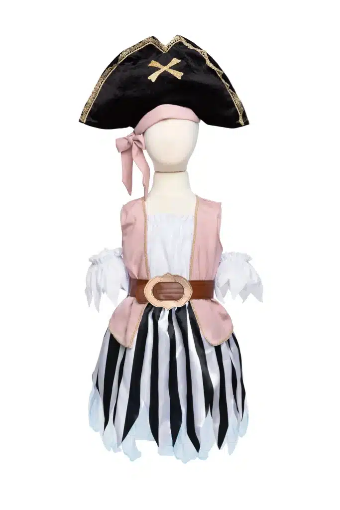 Piratenjurk met roze lijfje, zwart-wit gestreepte rok, bruine riem en zwarte piratenhoed op een paspop