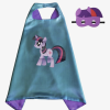 Blauwe My Little Pony cape met paarse voering en bijpassend masker, los naast elkaar op een witte achtergrond