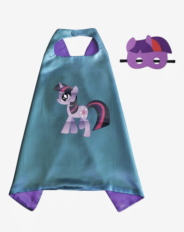 Blauwe My Little Pony cape met paarse voering en bijpassend masker, los naast elkaar op een witte achtergrond