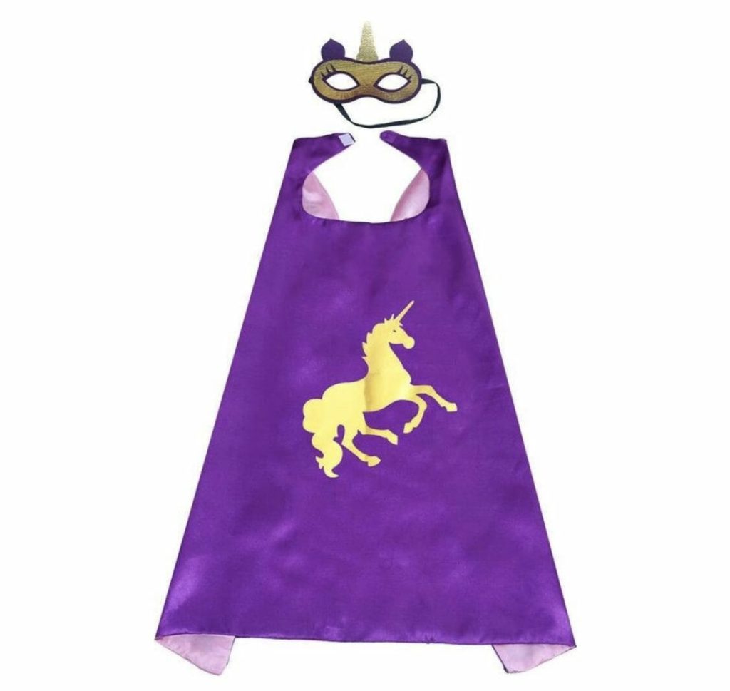 Paarse eenhoorncape met geel eenhoornmotief en bijpassend masker, los uitgespreid op een witte achtergrond