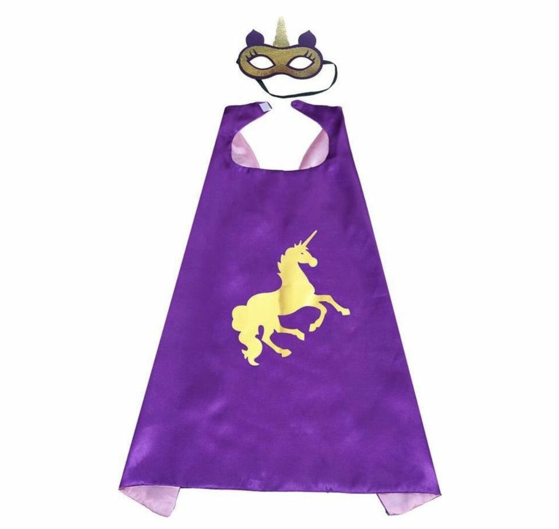 Paarse eenhoorncape met geel eenhoornmotief en bijpassend masker, los uitgespreid op een witte achtergrond