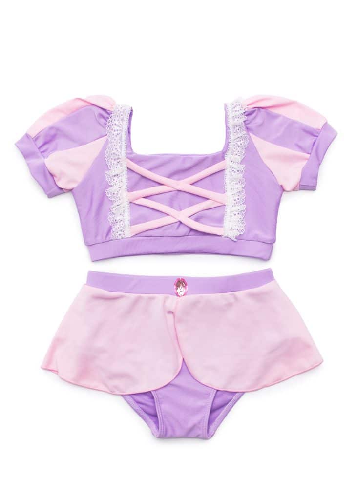 Paarse en roze Rapunzel bikini, plat gelegd met gekruiste roze rugbandjes en witte kanten randen