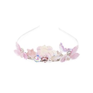 Roze zeemeermin kroon met schelpen, parelachtige details en een zeepaardje op een witte achtergrond