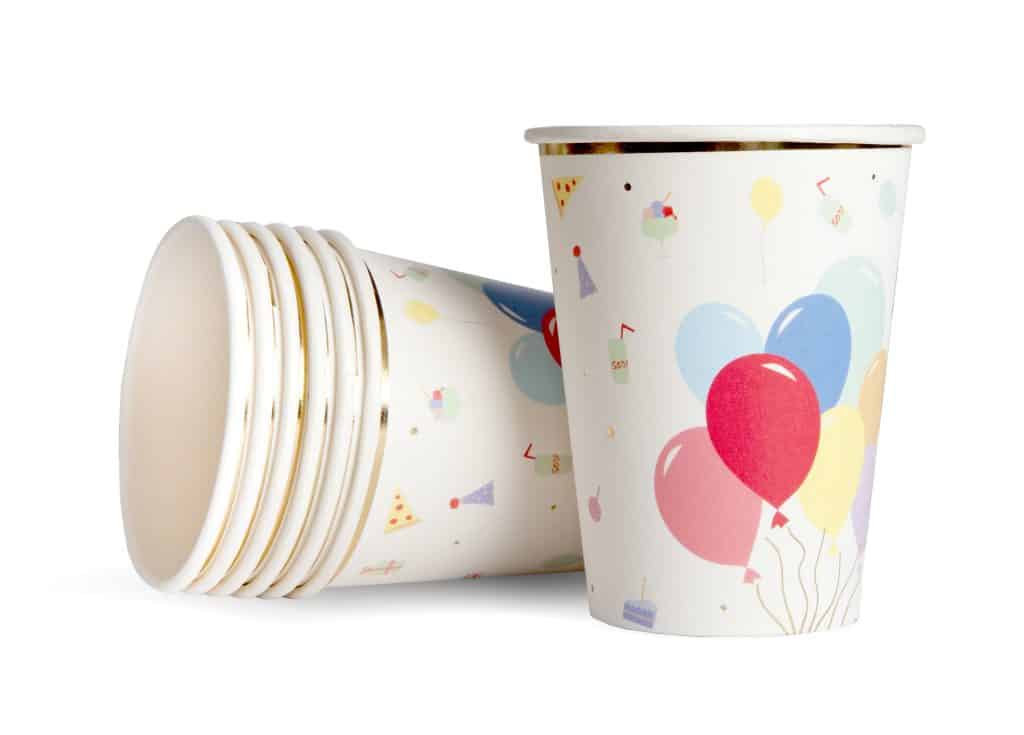 Happy Birthday papieren bekers met kleurrijke ballonnen en feestillustraties, één rechtop en meerdere liggend