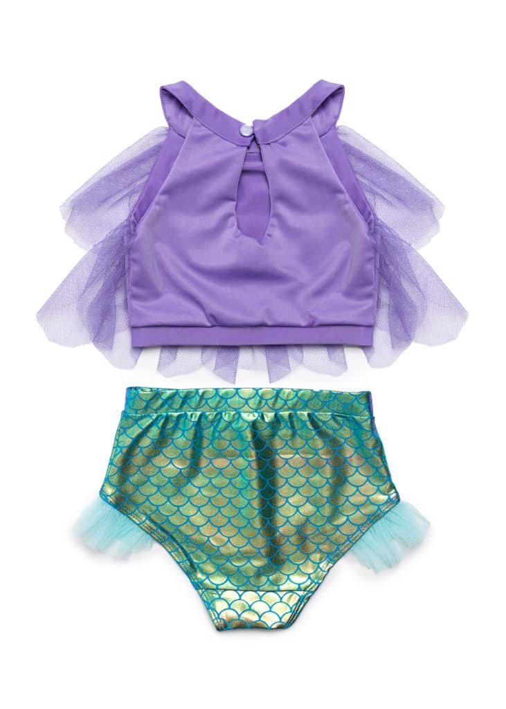 Zeemeermin bikini kind met paarse tule top en groenblauw broekje met glanzend schubbenpatroon, plat op witte ondergrond