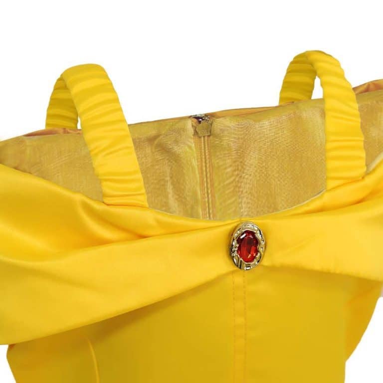 Detail van de gele prinsessenjurk Belle met ritssluiting, geplooide schouderbanden en rode broche.