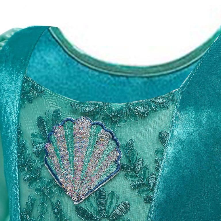 Detail van de Het Betere Merk ariel prinsessenjurk in mintgroen met geborduurde schelp op het lijfje