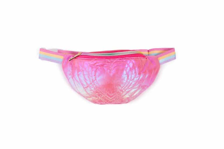 Roze meisjes tas als fanny pack met glanzende voorkant, rits en regenboogkleurige band.