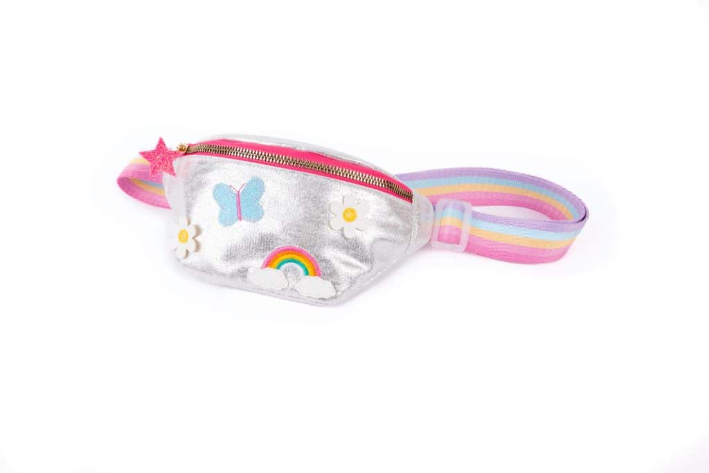Regenboog Unicorn schoudertas met zilverkleurig tasje, rode rits en kleurrijke gestreepte schouderband.