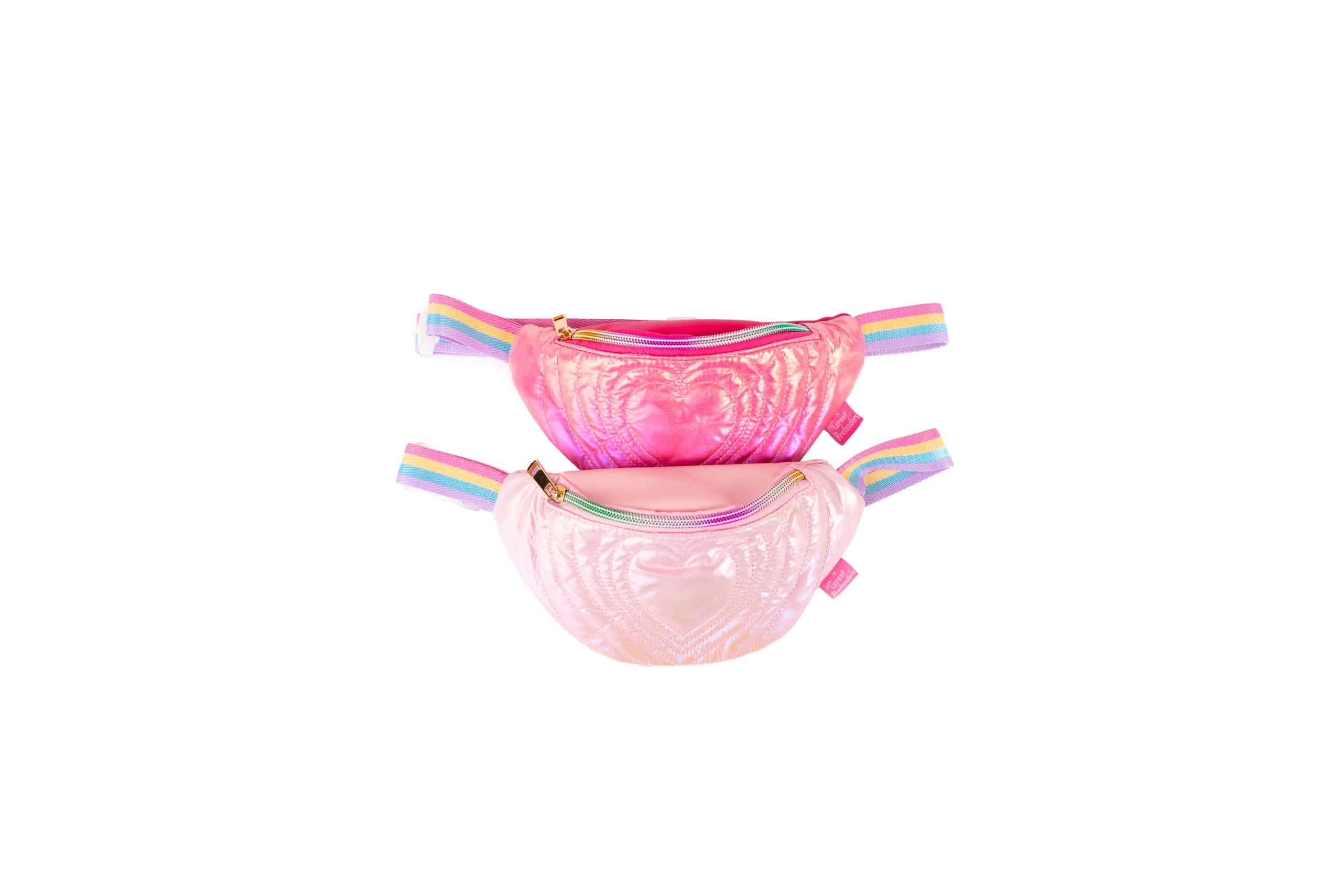 Twee roze Great Pretenders fanny packs met regenboogkleurige banden en een rits, boven elkaar op een witte achtergrond.