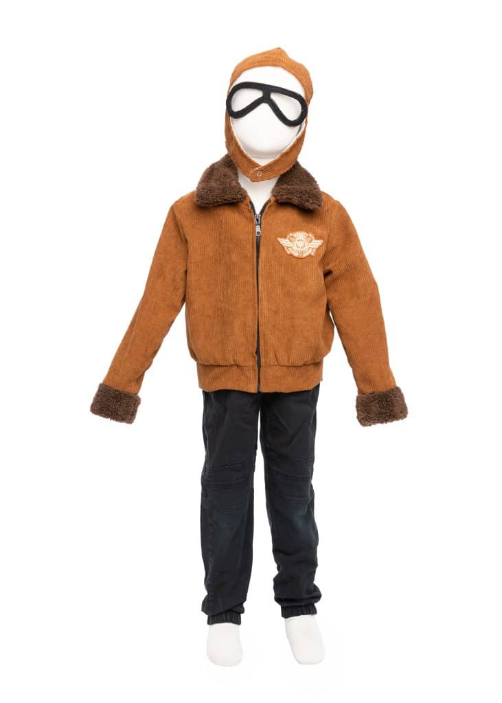 Bruin piloten pak met muts, zwarte bril, warme kraag en broek op een witte achtergrond.