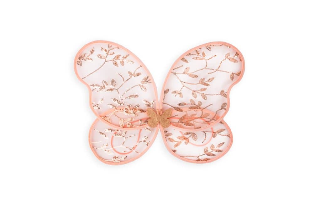 Roze fee vleugels met transparante stof, glanzende bladpatronen en een gouden vlinderaccent in het midden.