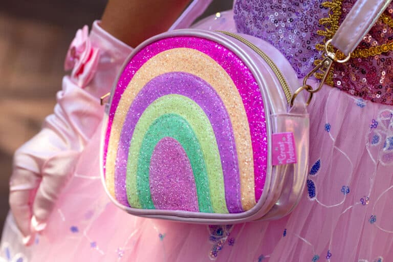 Roze unicorn schoudertas als kinder tasje met een glinsterende regenboog, rits en verstelbare schouderband