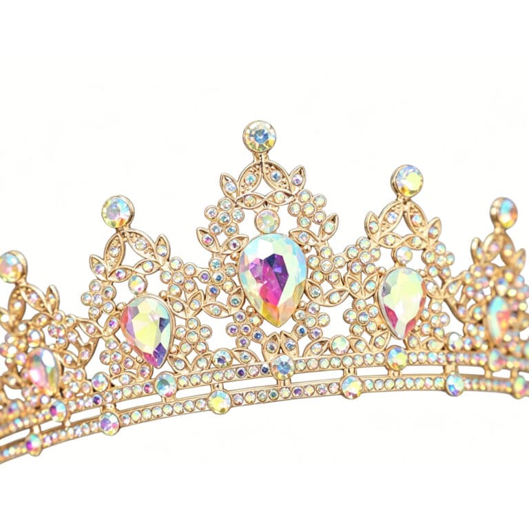 Gouden tiara met fonkelende kristallen en grote hartvormige stenen, close-up op witte achtergrond