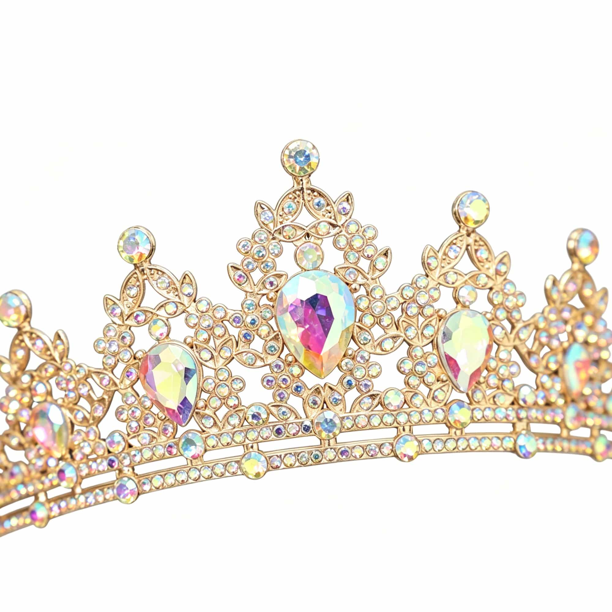 Gouden tiara met fonkelende kristallen en grote hartvormige stenen, close-up op witte achtergrond