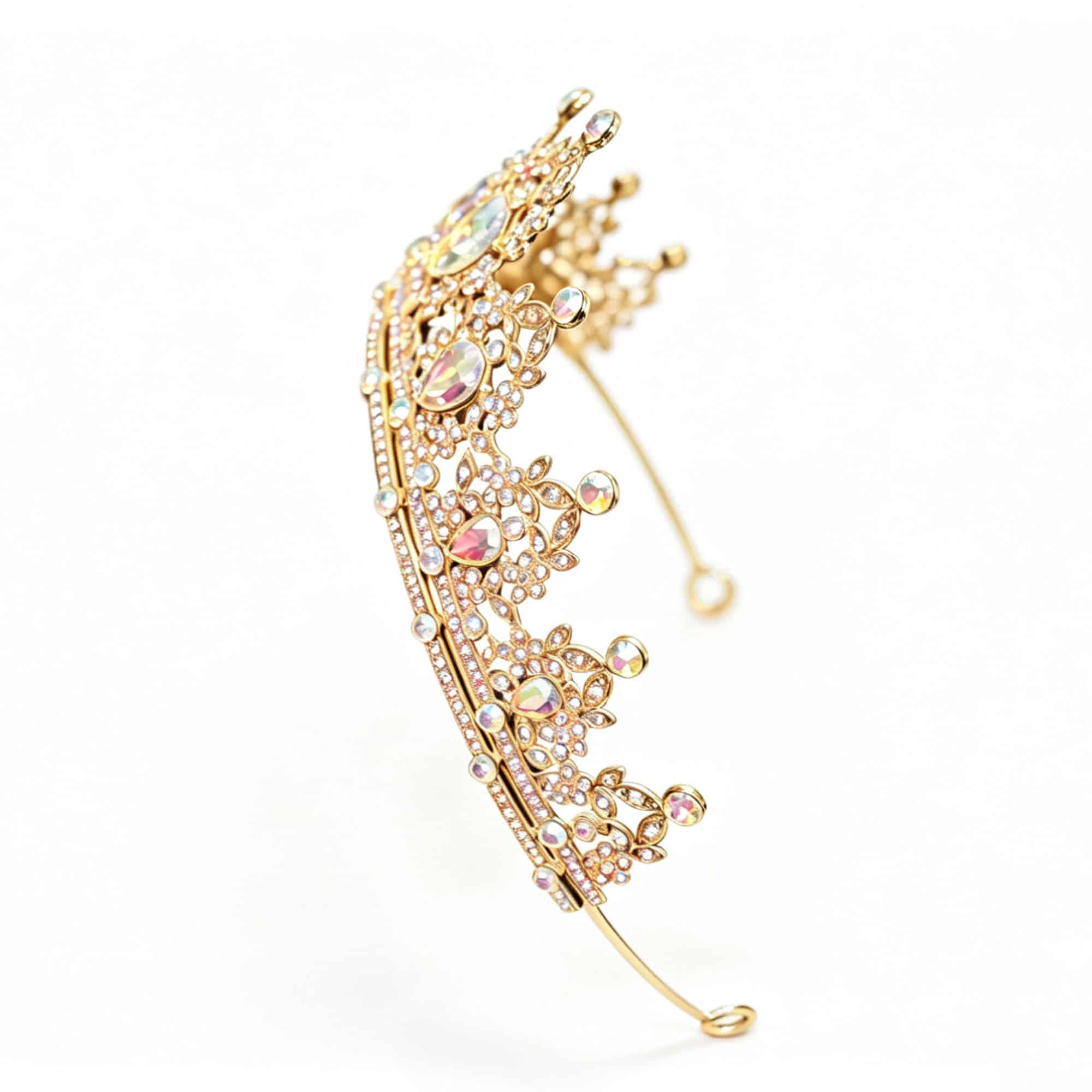 Gouden tiara met fonkelende sneeuwvlokversieringen en roze-witte kristallen, los gefotografeerd op een witte achtergrond.